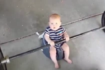 Video bé tập thể dục đáng yêu không chịu nổi