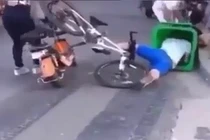 Mải ngắm gái xinh, thanh niên ngã đâm đầu vào thùng rác