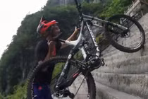 Kỷ lục “cưỡi” xe đạp vượt 999 bậc thang trong 30 giây