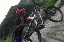 Kỷ lục “cưỡi” xe đạp vượt 999 bậc thang trong 30 giây