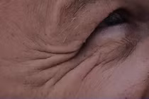 Tư thế ngủ cũng có thể khiến da nhăn nheo và chảy xệ