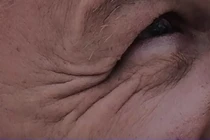 Tư thế ngủ cũng có thể khiến da nhăn nheo và chảy xệ