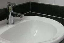 Các bước xử lý vòi nước rửa tay bị rỉ nước ở thân 