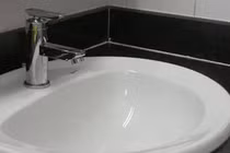 Các bước xử lý vòi nước rửa tay bị rỉ nước ở thân 