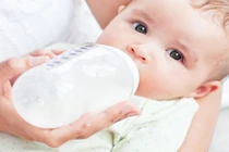 Thói quen pha sữa sai lầm của cha mẹ khiến trẻ suýt tử vong 