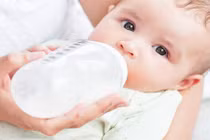 Thói quen pha sữa sai lầm của cha mẹ khiến trẻ suýt tử vong 