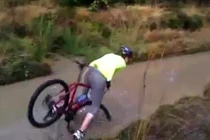 Cười vỡ bụng với những tai nạn khi thể hiện với xe đạp