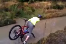 Cười vỡ bụng với những tai nạn khi thể hiện với xe đạp