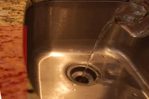 Mẹo thông tắc cống siêu nhanh không cần gọi thợ