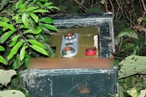 Lạ: Két sắt và 6 sổ tiết kiệm bị vứt bên đường