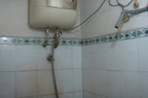 Mẹ và con trai bị điện giật tử vong trong nhà tắm