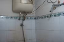 Mẹ và con trai bị điện giật tử vong trong nhà tắm