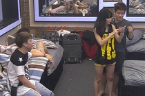 Clip nóng: Hot girl Hường Hana vui đùa với bạn trai trong phòng