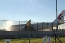 Máy bay phải hạ cánh khẩn cấp vì bị thủng một lỗ lớn