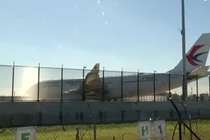 Máy bay phải hạ cánh khẩn cấp vì bị thủng một lỗ lớn