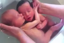 Xúc động hai bé sơ sinh ôm nhau không rời khi tắm