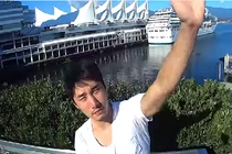 Chàng trai đi khắp thế giới nhờ đập tay vào màn hình