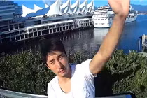 Chàng trai đi khắp thế giới nhờ đập tay vào màn hình