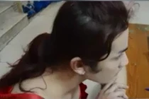 Video: Hai gã trai giả gái móc túi du khách