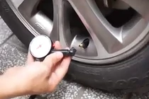 Video: Hướng dẫn cách kiểm tra lốp, châm nước rửa kính xe ô tô 