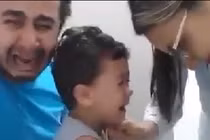 Video: Bố khóc như mưa khi con trai bị tiêm