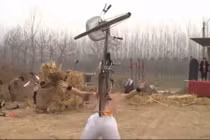 Cụ ông U60 nhấc bổng xe đạp bằng răng sau 3 giây