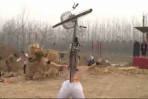 Cụ ông U60 nhấc bổng xe đạp bằng răng sau 3 giây