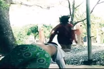 Tên đồi bại đi xe Nouvo giở trò với thiếu nữ chăn bò