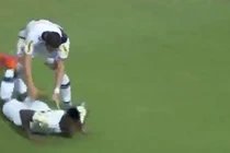 Ăn mừng bàn thắng kiểu “cá nằm trên thớt“ không đụng hàng