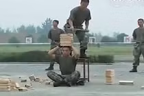 Choáng với những bài luyện “mình đồng da sắt” của lính Trung Quốc