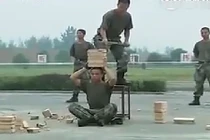 Choáng với những bài luyện “mình đồng da sắt” của lính Trung Quốc