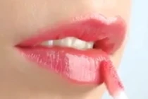 Video: Bí quyết dùng son không bị thâm môi