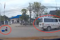 Thót tim cảnh ô tô vào cua đánh rơi bé gái xuống đường