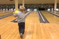 Cú ném bowling may mắn đến khó tin