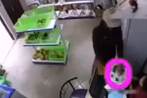 Siêu trộm ảo thuật đánh cắp iPhone trong chớp mắt