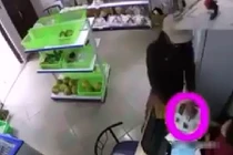 Siêu trộm ảo thuật đánh cắp iPhone trong chớp mắt