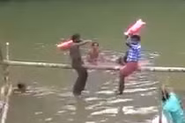 Cười vỡ bụng với trò đập gối đối kháng trên cầu khỉ