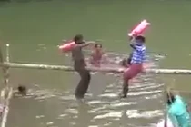 Cười vỡ bụng với trò đập gối đối kháng trên cầu khỉ