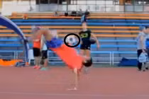 Những pha biểu diễn khó tin với trái bóng