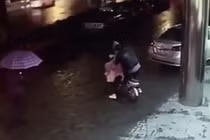 Clip sốc: Người đi đường thờ ơ nhìn cô gái bị “yêu râu xanh” hãm hại