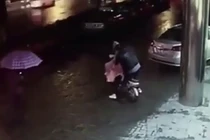 Clip sốc: Người đi đường thờ ơ nhìn cô gái bị “yêu râu xanh” hãm hại