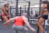 Bài nâng tạ độc đáo và hiệu quả nhất quả đất