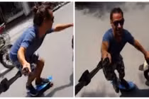 Chàng trai ngoại quốc trượt ván giữa đường phố đông đúc Hà Nội