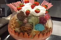 Tận mắt chiêm ngưỡng ly kem khổng lồ 