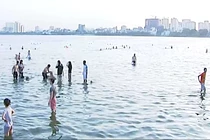 Vì sao không nên tắm ở Hồ Tây ngày nắng nóng?