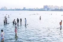 Vì sao không nên tắm ở Hồ Tây ngày nắng nóng?