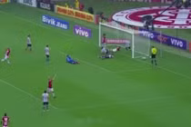 Thủ môn và hậu vệ phối hợp giúp đội bạn ghi bàn