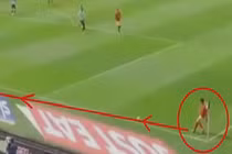 Tình huống đá phạt góc đánh lừa tất cả các cầu thủ