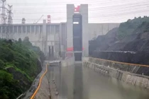 Xem thang máy nâng tàu lớn nhất thế giới vận hành 