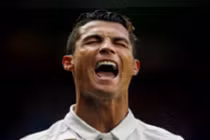 Những kiểu “giận dỗi” chết cười của cầu thủ khi bị thay ra sân